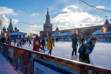 Moskova, Rusya - 15 Aralık 2016: Red Square yakınındaki Moskova'daki Kremlin pateni Buz pateni insanlar