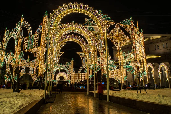 Moskova, Rusya - 18 Aralık 2016: Gece Noel ve yılbaşı dekorasyon Bolshoy tiyatro önünde Teatralnaya (tiyatro) meydanında bir bakış. Uzun pozlama.