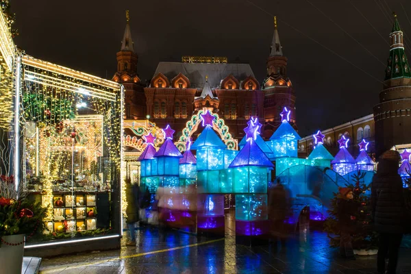 MOSCOW, RÚSSIA - 18 de dezembro de 2016: Vista noturna da decoração de Natal e Ano Novo na praça Manezhnaya. Exposição longa . — Fotografia de Stock