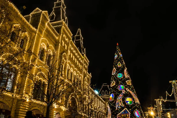 МОСКВА, РОССИЯ - 18 ДЕКАБРЯ 2016 г.: Ночной вид на рождественское и новогоднее убранство универмага ГУМ и елки на Красной площади — стоковое фото