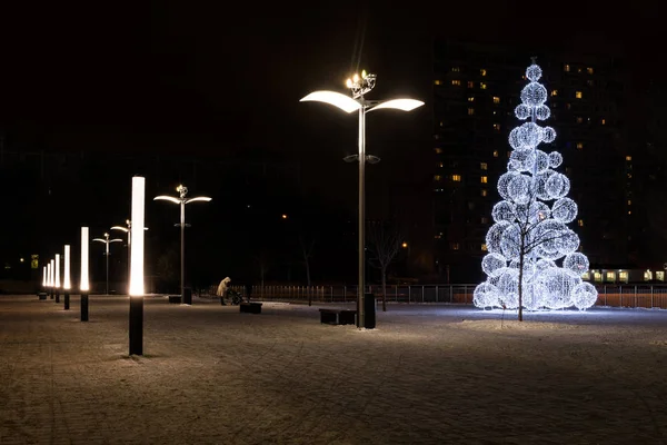 Wgląd nocy Bożego Narodzenia i nowy rok ozdoba na ulicach Moskwy, Rosja — Zdjęcie stockowe