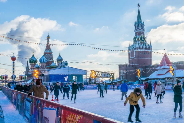 Μόσχα, Ρωσία - 15 Δεκεμβρίου 2016: Άνθρωποι πατινάζ στο παγοδρόμιο στο κόκκινη πλατεία κοντά σε Κρεμλίνο της Μόσχας — Φωτογραφία Αρχείου