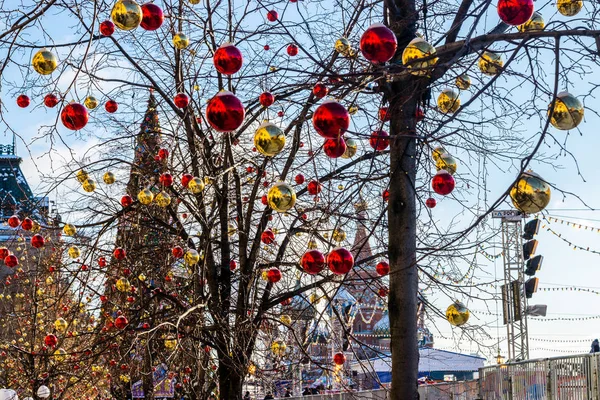 MOSCÚ, RUSIA - 15 DE DICIEMBRE DE 2016: Bolas de decoración de Navidad y Año Nuevo en árboles cerca de los grandes almacenes GUM y árbol de Navidad en la Plaza Roja cerca del Kremlin — Foto de Stock