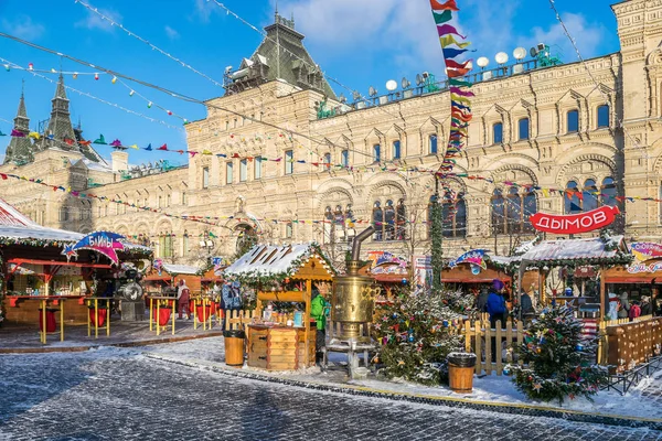 MOSCOW, RÚSSIA - 15 de dezembro de 2016: Feira de Natal e Ano Novo na Praça Vermelha, perto do Kremlin, em Moscou — Fotografia de Stock