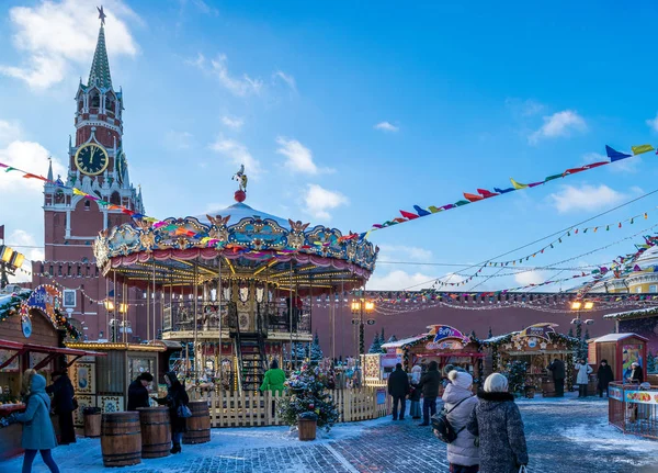 Moskau, Russland - 15. Dezember 2016: Weihnachts- und Neujahrsmesse auf dem Roten Platz in der Nähe von Kremlin in Moskau — Stockfoto