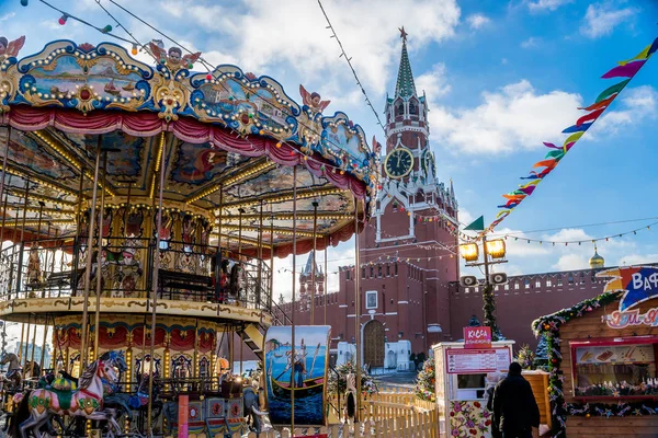 MOSCOW, RÚSSIA - 15 de dezembro de 2016: Feira de Natal e Ano Novo na Praça Vermelha, perto do Kremlin, em Moscou — Fotografia de Stock