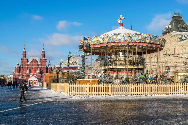 Moskau, Russland - 15. Dezember 2016: Weihnachts- und Neujahrsmesse auf dem Roten Platz in der Nähe von Kremlin in Moskau — Stockfoto