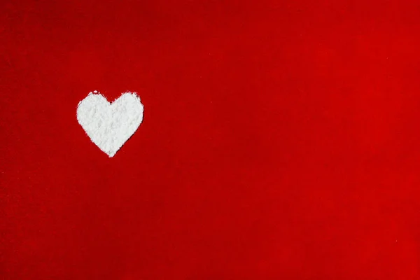 Forma de corazón blanco en el fondo rojo. Símbolo de amor y día de San Valentín — Foto de Stock