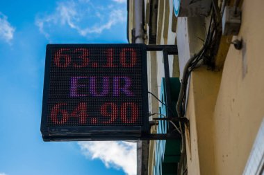 Sokak görüntü gösteren Döviz kuru euro ve Rublesi