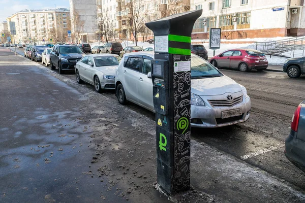 Moskova, Rusya - 29 Ocak 2016: Park metre sokakta ücretli otopark