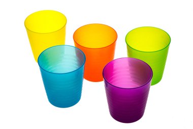 Beyaz arka plan üzerinde izole plastik renkli bardak seti