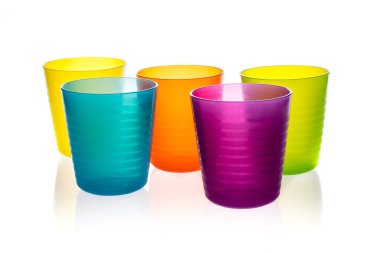 Beyaz arka plan üzerinde izole plastik renkli bardak seti