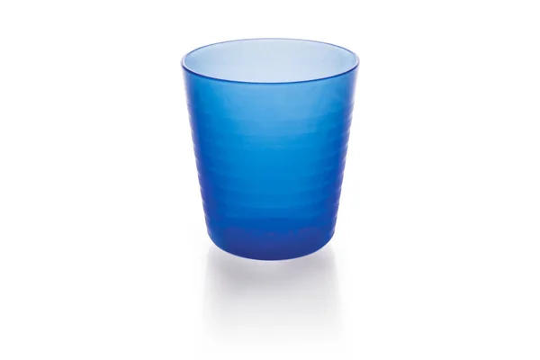 Пластиковая фиолетовая чашка на белом фоне — стоковое фото
