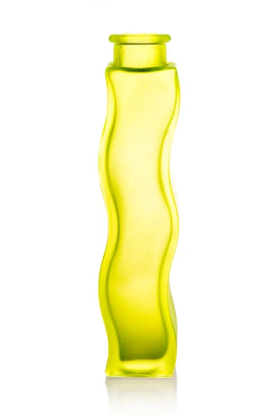 Jarrón curvo amarillo-verde aislado sobre fondo blanco — Foto de Stock