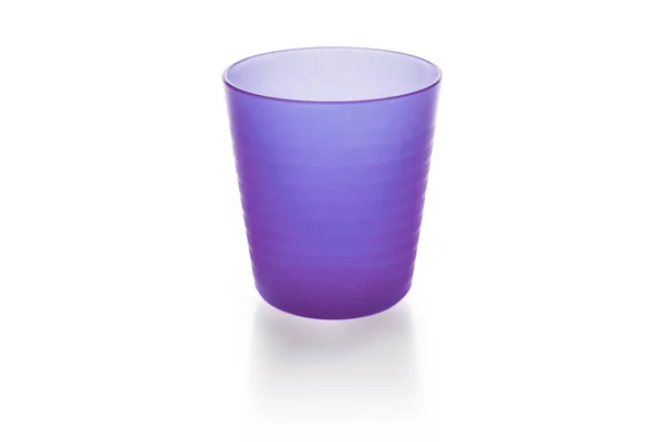 Taza violeta de plástico aislada sobre fondo blanco — Foto de Stock