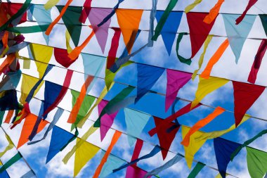 Renkli küçük bayraklar ve kurdeleler dekorasyon