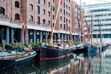 London, Büyük Britanya - 28 Aralık 2006: Aziz Katherine dokta demirleyen tekneleri