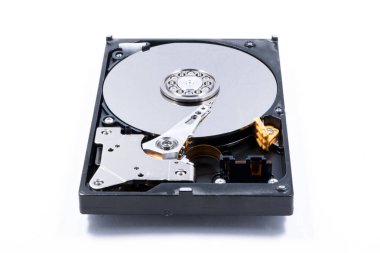 Beyaz arka plan üzerine açık hard disk drive göl kenarında.