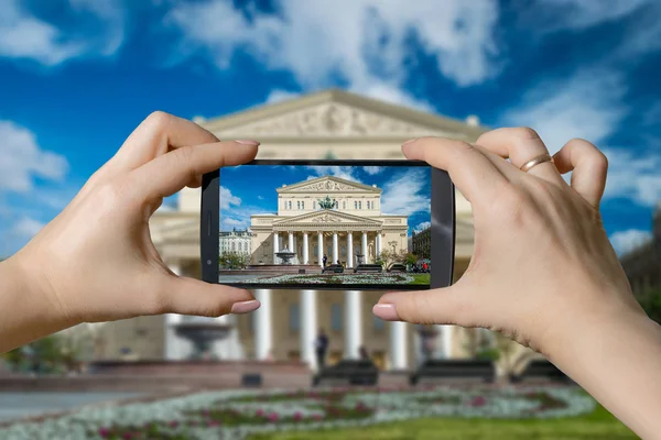Moskova'da Bolşoy Tiyatrosu fotoğraf çekme smartphone holding eller
