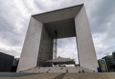 Paris, Fransa - 26 Nisan 2009: Paris iş merkezleri La Defense, Grand kemer gökdelen