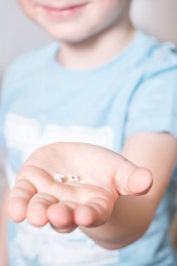 Bırakılan süt dişlerini gösteren çocuk çocuk