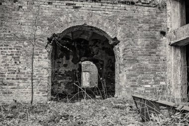 Moscow region, Rusya Federasyonu ormanında Bina Fabrika terk edilmiş. Işık sepya sesi