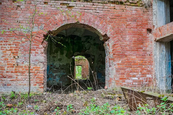 Ancien bâtiment d'usine abandonné dans la forêt dans la région de Moscou, Russie — Photo