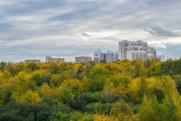 秋天的公园和莫斯科宿舍区的形象 — 图库照片