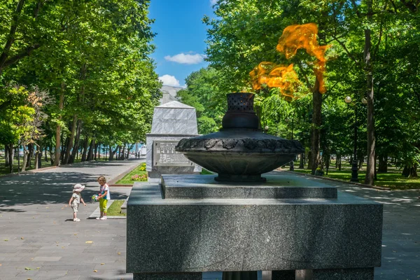 Little girls playing near The Eternal Flame on Heroes Square — Stock Photo, Image