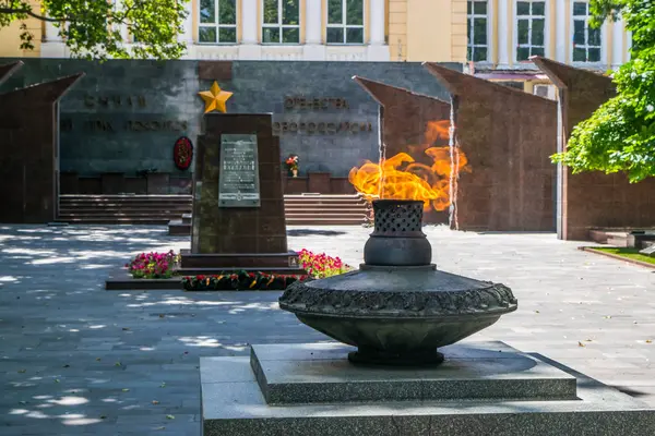 De eeuwige vlam, het graf van Tsezar Kunikov en de muur van mij — Stockfoto