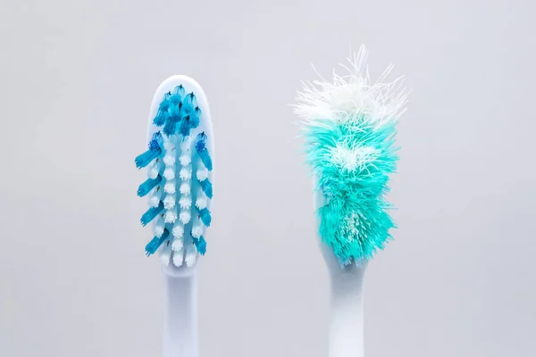Изображение использованных старых и новых зубных щёток, изолированных на белом фоне — стоковое фото