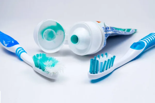 Image of used old and new toothbrushes isolated on a white backg — Stock Photo, Image