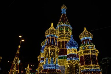 Moskova sokaklarında yeni yıl 2018 ve Sunni Noel dekorasyon.