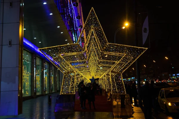 Új év 2018 és karácsonyi dekoráció, Moszkva utcáin. — Stock Fotó