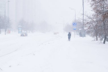 Moskova sokaklarında yoğun kar yağışı.