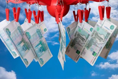 Bin ruble Lirası üstünde elbise-peg