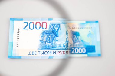 İki bin ruble banknotlar Büyüteç lens