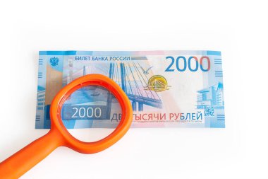 İki bin ruble banknot ve Büyüteç objektif