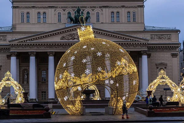 Decoração de Natal e Ano Novo em frente ao Teatro Bolshoi . — Fotografia de Stock