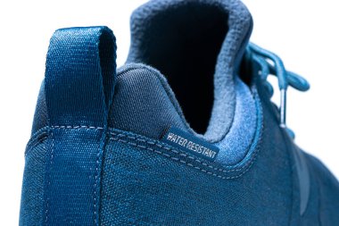 Mavi ayakkabıda suya dayanıklı etiket