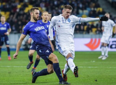 Kiev, Ukrayna - 15 Mart, 2018: Artem Besedin, Dinamo Kiev Milli Güvenlik Olympiyskiy Stadyumu'nda Uefa Avrupa Ligi maç sırasında Ss Lazio ile Stefan de Vrij topu mücadele
