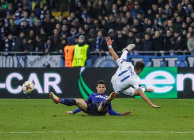 Kiev, Ukrayna - 15 Mart, 2018: Dinamo Kiev, Junior Moraes Milli Güvenlik Olympiyskiy Stadyumu'nda Uefa Avrupa Ligi maç sırasında Ss Lazio Luiz Felippe (Ramos) ile topu mücadele
