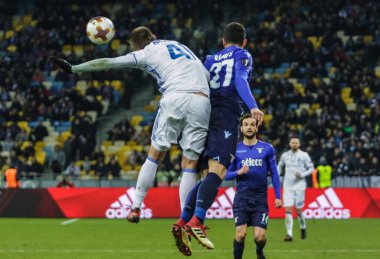 Kiev, Ukrayna - 15 Mart, 2018: Artem Besedin Dinamo Kiev ile mücadele topu Luiz Felippe (Ramos) ile Ss Lazio Milli Güvenlik Olympiyskiy Stadyumu'nda Uefa Avrupa Ligi maç sırasında