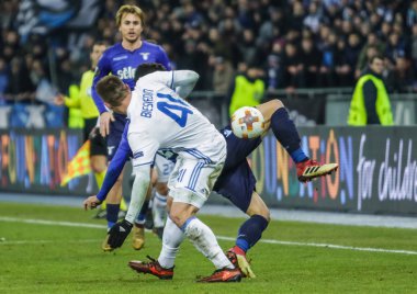 Kiev, Ukrayna - 15 Mart, 2018: Artem Besedin Dinamo Kiev ile mücadele topu Luiz Felippe (Ramos) ile Ss Lazio Milli Güvenlik Olympiyskiy Stadyumu'nda Uefa Avrupa Ligi maç sırasında