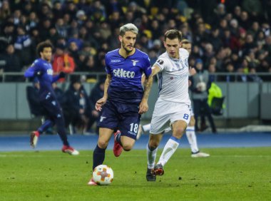 Kiev, Ukrayna - 15 Mart, 2018: Dinamo Kiev Volodymyr Shepelev Milli Güvenlik Olympiyskiy Stadyumu'nda Uefa Avrupa Ligi maç sırasında Ss Lazio ile Luis Alberto topu mücadele