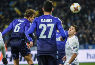 Kiev, Ukrayna - 15 Mart, 2018: Dinamo Kiev, Junior Moraes Milli Güvenlik Olympiyskiy Stadyumu'nda Uefa Avrupa Ligi maç sırasında Lucas Leiva Ss Lazio ile topu mücadele