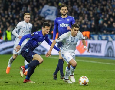 Kiev, Ukrayna - 15 Mart, 2018: Dinamo Kiev, Junior Moraes Milli Güvenlik Olympiyskiy Stadyumu'nda Uefa Avrupa Ligi maç sırasında Ss Lazio Luiz Felippe (Ramos) ile topu mücadele