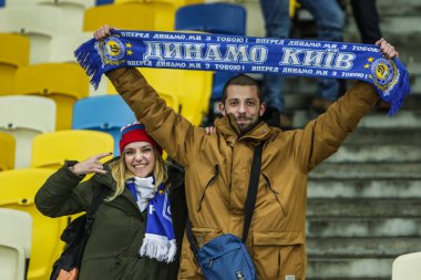 Kiev, Ukrayna - 15 Mart, 2018: Uefa Avrupa Ligi sırasında özniteliklerle tribünde aktif fanlar Dinamo Kiev maç Ss Lazio Milli Güvenlik Olympiyskiy Stadyumu'nda karşı
