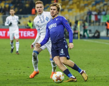 Kiev, Ukrayna - 15 Mart, 2018: Viktor Tsyhankov, Dinamo Kiev Milli Güvenlik Olympiyskiy Stadyumu'nda Uefa Avrupa Ligi maç sırasında Ss Lazio topu Patric (Patricio Gabarron) ile mücadele