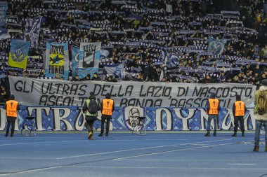 Kiev, Ukrayna - 15 Mart, 2018: Uefa Avrupa Ligi sırasında özniteliklerle tribünde aktif fanlar Dinamo Kiev maç Ss Lazio Milli Güvenlik Olympiyskiy Stadyumu'nda karşı